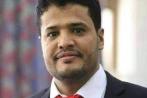 الأمن السياسي بمأرب يكسر باب منزل الصحفي "حمود هزاع" ويروع أسرته واعتقاله