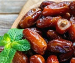التمر أم الموز.. أيهما أفضل لتنظيم سكر الدم وصحة القلب؟