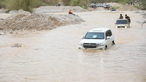 المحافظ بن ماضي يتفقد أضرار السيول في وادي حضرموت
