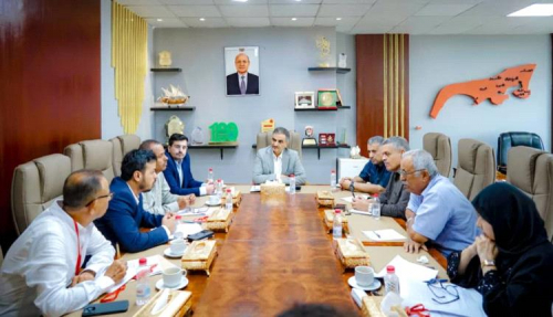 محافظ عدن يناقش تنفيذ مشروع الممر الآمن لتصريف السيول