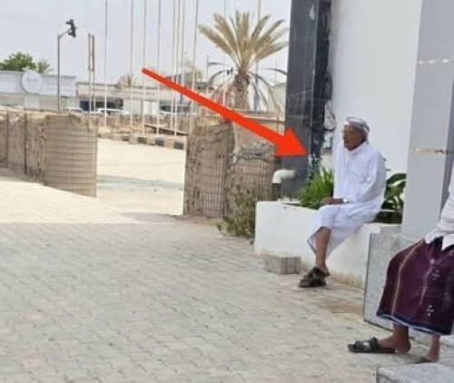صورة انتظارعلى الدكة لرجل من أعظم من أنجبتهم حضرموت والجنوب العربي
