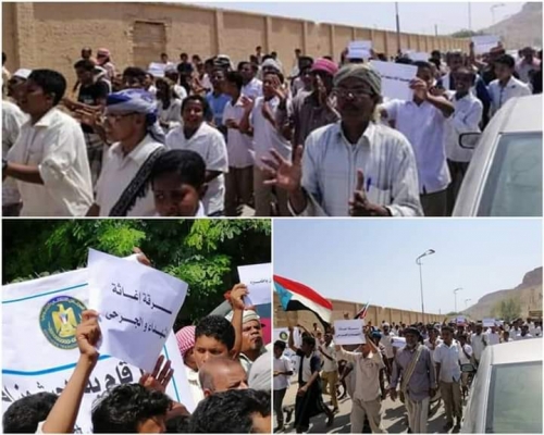 مسيرة حاشدة في القطن تطالب بطرد عساكر الأحمر وناهبي سلال الإغاثة 
