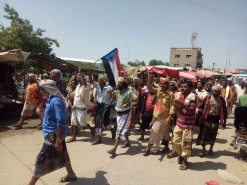 في مسقط رأس الميسري وهادي متظاهرون يرفضون سياساتهم 