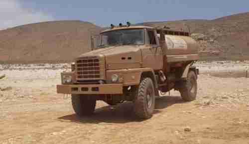 الإمارات تزود سكان جزيرة سقطرى بصهاريج المياه 