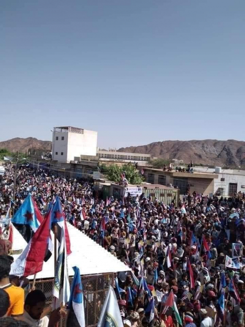 رغم اغلاق كل الطرق : الآلاف من أبناء شبوة يزحفون نحو مدينة المصينعة 