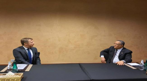 الخبجي يناقش مع مسؤول أمريكي تنفيذ اتفاق الرياض وتشكيل الحكومة ونقل القوات إلى الجبهات