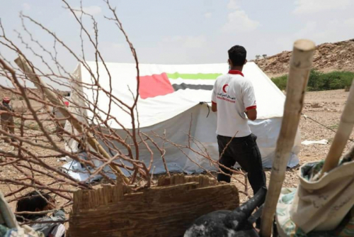 خيام إماراتية لإيواء البدو الرحل في غيل بن يمين