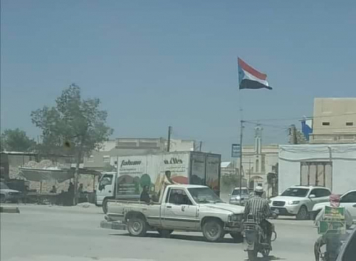 يمنيون مسلحون بحماية قوات الاحتلال اليمني يطلقون النار ويحرقون اعلام الجنوب بسيئون