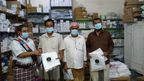 انتقالي دوعن يوزع الدفعة الثانية من الدعم الإماراتي الطبي على مستشفيات المديرية