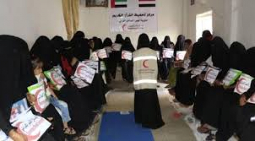 صحيفة إماراتية تشيد بدور بلادها بمكافحة الأمية في الحديدة