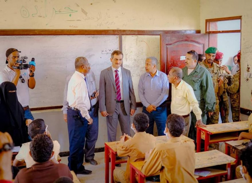 المحافظ لملس يطلع على سير العملية التعليمية بمديرية صيرة ويشيد بالاحترازات الطبية في ثانوية لطفي 