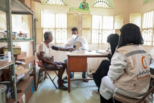 فريق طبي إماراتي يعالج 105 مرضى بأرياف المكلا