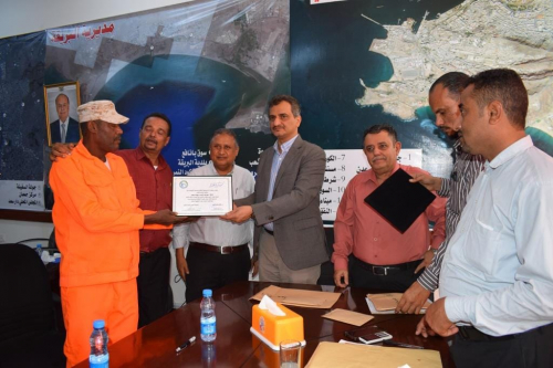 بينهم عامل عثر على عقد ذهب محافظ عدن يكرم عمال نظافة عثروا على لغم متفجر بصيرة