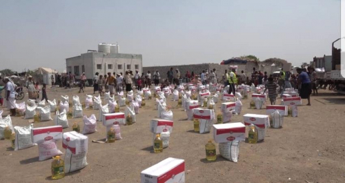 فِرَق الهلال توزع 25 طنًا من المٶن الغذاٸية وتتفقد الحالات المرضية بمخيم للنازحين في الحديدة