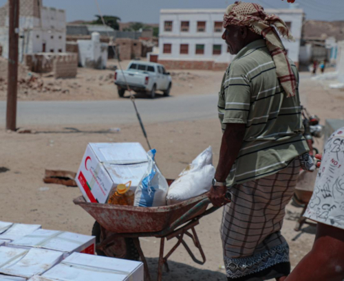 "الهلال الأماراتي" يواصل توزيع السلال الغذائية على عدد من المناطق النائية بمديرية الشحر في بحضرموت