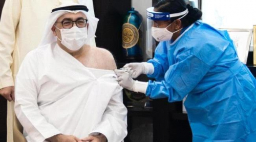 وزير الصحة الإماراتي يتلقى أول جرعة من لقاح «كورونا»