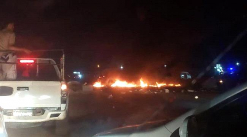 18 ساعة انطفاء للكهرباء .. محتجون يغلقون طريق رئيسي بالإطارات المشتعلة بعدن 