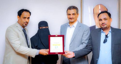 تكريم محافظ عدن بدرع السلام والمبادئ الإنسانية