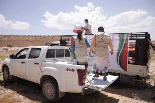 الهلال الإماراتي يواصل توزيع المساعدات الإنسانية على عدد من القرى النائية بمديرية الضليعة بحضرموت