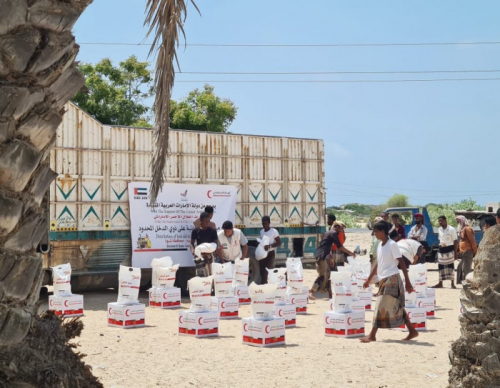 تزن 9 أطنان.. قافلة إغاثية إماراتية في مديرية رضوم