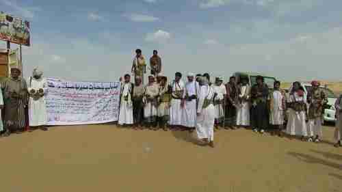 وقفة احتجاجية امام حقول النفط.. ابناء عسيلان يمهلون الإخوان 3 أيام لتوفير الخدمات