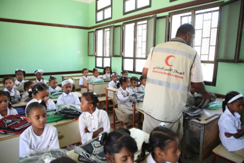 الهلال الإماراتي يواصل مشروع الحقيبة المدرسية بساحل حضرموت