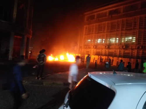 اطلاق نار كثيف بالتزامن مع احتجاجات شعبية بمحيط بنك عدن المركزي