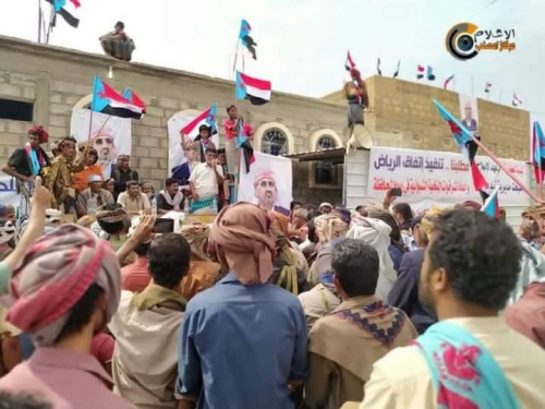 مليشيا أخوان شبوة تزح بـ 8 متظاهرين سجونها السرية في نصاب (أسماء)