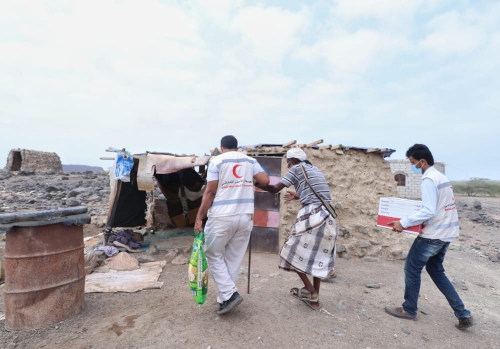 هيئة الهلال الأحمر الإماراتي توزع أكثر من 1300 سلة غذائية على أهالي محافظتي حضرموت وشبوة