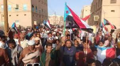 احتشاد المواطنين في سيئون للمطالبة بطرد العسكرية الأولى