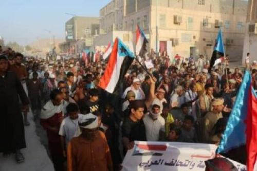 القطن تغضب وتخرج بمسيرة جماهيرية حاشده ضد تواجد المنطقة العسكرية بوادي حضرموت