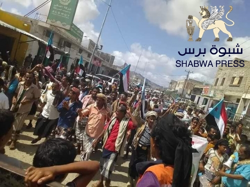 غليان شبوه .. تظاهرة تطالب بطرد ميليشيات الاصلاح "بجول الريدة" ومقتل مواطن في عزان (صور)