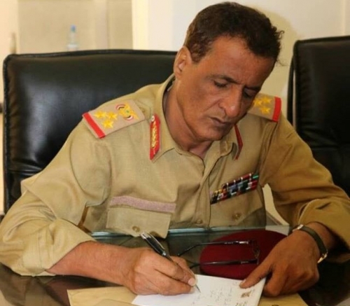 مسئول عسكري : قرار إيقاف صرف المرتبات قد يدفع الجنوبيين لإعلان البيان رقم واحد