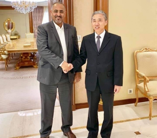 الرئيس "عيدروس الزُبيدي" يستقبل في مقر اقامته بالرياض السفير الصيني لدى اليمن  