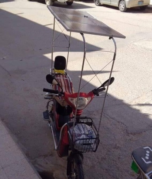 إمام مسجد بمدينة "العلم الشريف" بحضرموت يقوم باختراع دراجة نارية تعمل بالطاقة الشمسية