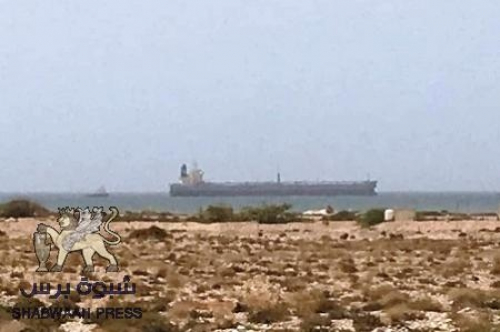 انفجار يعطب ناقلة نفط في سواحل شبوة 