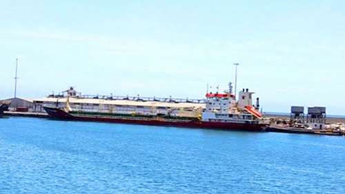 رغم تهديد البحسني: مغادرة باخرة من ميناء الضبة على متنها "2 مليون" برميل من نفط حضرموت الخام