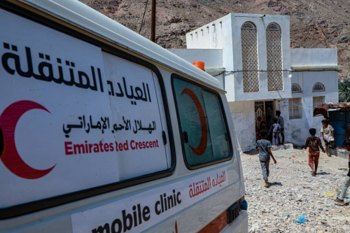 الهلال الأحمر الإماراتي يوجه عيادة طبية متنقلة لمديريات المخا.. 