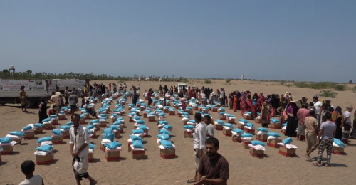 بدعم إماراتي: توزيع قوافل من المساعدات الغذائية للنازحين