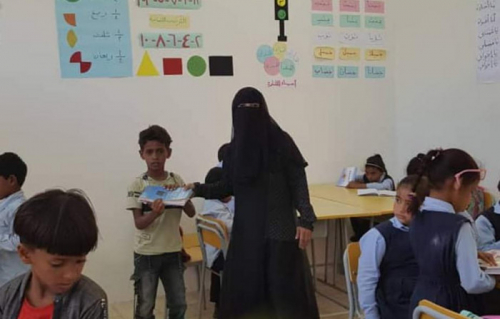 خليفة الإنسانية توزع الكتب المدرسية على طلاب حديبو