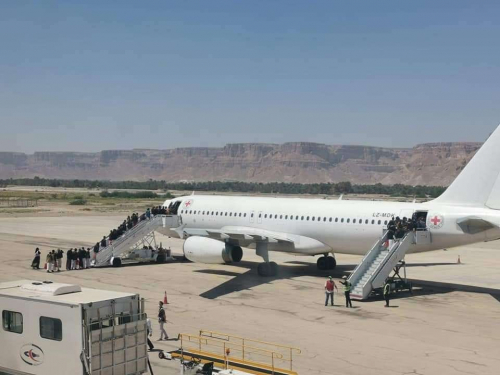 عاجل: اقلاع طائرة الصليب الأحمر الدولي من سيؤون إلى صنعاء تحمل أسرى حوثيين