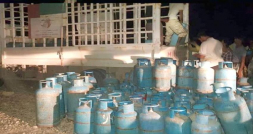 دور اماراتي في انهاء معاناة ابناء #سقطرى مع الغاز المنزلي