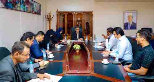 محافظ عدن لمنظمة دولية : النازحون يشكلون عبئا على الخدمات فنظموا إقامتهم