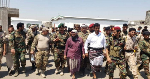 قيادات عسكرية جنوبية تطلع على الجاهزية القتالية في معسكر الصولبان بعدن