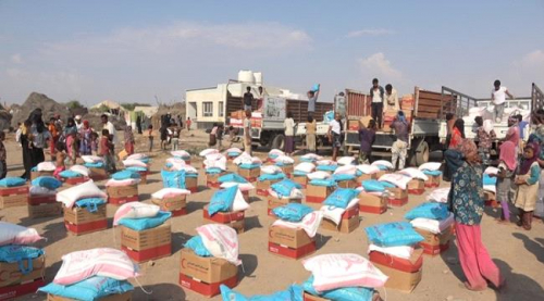 آلاف النازحين يستفيدون من الإغاثة الاماراتية في الساحل الغربي