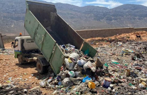 خليفة الإنسانية تعزز أداء نظافة قلنسية بسيارة نقل