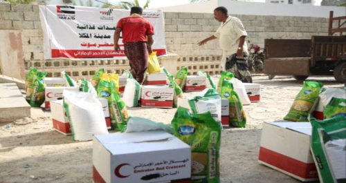 هلال الإمارات يمد يد العون والمساعدة للأسر الفقيرة في المكلا