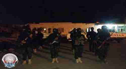 قوات الأمن تداهم مواقع بكريتر وتلقي القبض على مسلحين