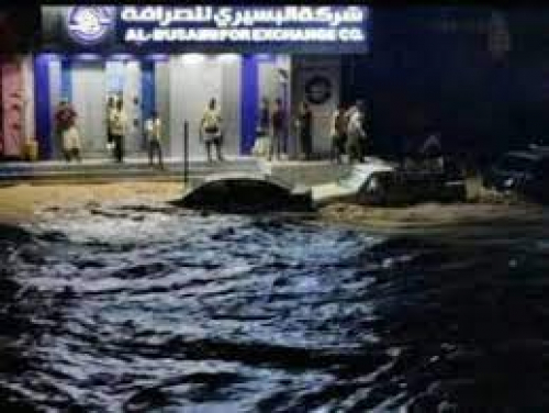 إعصار شاهين يضرب حضرموت.. الأمطار الغزيرة تغرق شوارع المكلا 