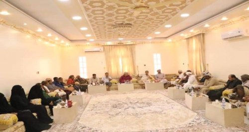 السلطان آل عفرار يدعو للوقوف في وجه المؤامرات الداخلية والخارجية التي تتعرض لها المهرة